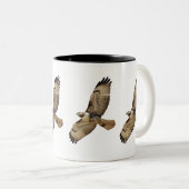 赤によって後につかれるタカの鳥の動物の飛んでいるなマグ ツートーンマグカップ (正面右)