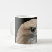 赤によって後につかれるタカ コーヒーマグカップ (正面左)