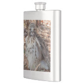 赤によって後につかれるタカ フラスク (左)