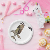 赤によって追跡されているミサゴによってはクロドリが飛びました ペーパープレート (パーティー)