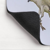 赤によって追跡されているミサゴによってはクロドリが飛びました マウスパッド (コーナー)