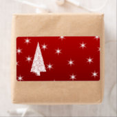 赤に星がある白いクリスマスツリー。 ラベル (インサイチュ)