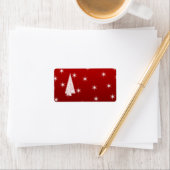 赤に星がある白いクリスマスツリー。 ラベル (インサイチュ)
