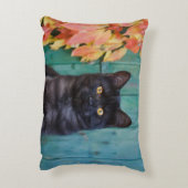 赤のかわいい黒猫の子ネコは青いドアを去ります。- アクセントクッション (裏面(縦))