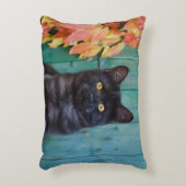 赤のかわいい黒猫の子ネコは青いドアを去ります。- アクセントクッション (正面(垂直))