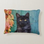 赤のかわいい黒猫の子ネコは青いドアを去ります。- アクセントクッション (裏面)