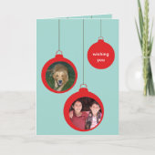 赤のぶら下がったオーナメントの写真がクリスマス シーズンカード (正面)