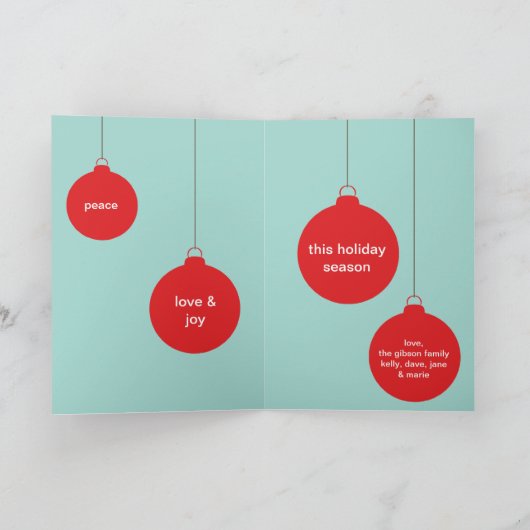 赤のぶら下がったオーナメントの写真がクリスマス シーズンカード (内部)