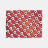 赤のサンタの帽子のサッカーボールパターン フリースブランケット (正面(横))