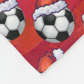 赤のサンタの帽子のサッカーボールパターン フリースブランケット (角)