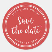 赤のスクリプトと白のストライプ日付の保存 ラウンドシール (正面)