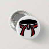赤のストライプボタンが付いている黒帯 缶バッジ (正面&裏面)