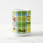 赤のパーソナライズなイエロー・ラブラドール・レトリーバーのお父さんの格子縞 コーヒーマグカップ (中央)