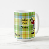 赤のパーソナライズなイエロー・ラブラドール・レトリーバーのお父さんの格子縞 コーヒーマグカップ (正面右)