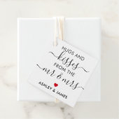 赤のミスター・アンド・ミセス・ラベルの抱擁とキス フェイバータグ (インサイチュ)