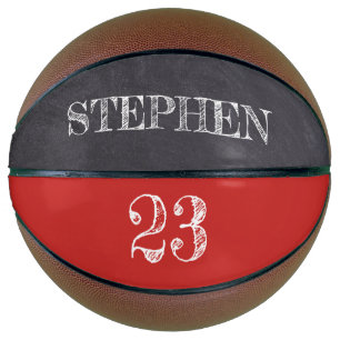 赤の名パーソナライズされた前番号チャルクボードのエッチング バスケットボール