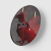 「赤の呪文の下で ラウンド壁時計 (傾斜)