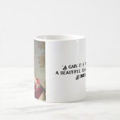 赤の女性と花と引用文。 コーヒーマグカップ (中央)