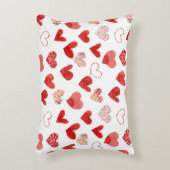 赤の愛のハート、水色パターン。 アクセントクッション (正面(垂直))