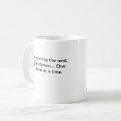 赤の熟達した検討のマグ コーヒーマグカップ (正面左)