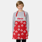 赤の白い木のオーナメント エプロン (着用した状態)