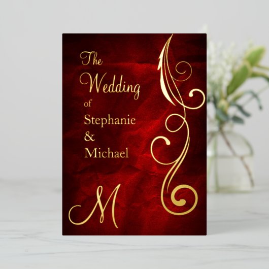 赤の金ゴールド上のモノグラムと結婚渦巻き 箔招待状 (立ち正面)