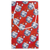 赤の青および白いお祝いのサッカーボールパターン スモールペーパーバッグ (裏面)