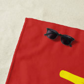 赤の黄色い原稿のパーソナライズな名前 ビーチタオル (インサイチュ)