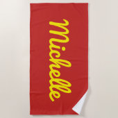 赤の黄色い原稿のパーソナライズな名前 ビーチタオル (正面)