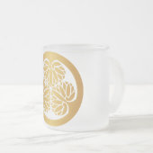 赤のTokugawa Aoiの日本人の月曜日の家紋の金ゴールド フロストグラスマグカップ (正面右)