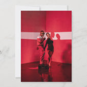 赤はっきりしたタイポグラフィユニークモダン美的写真 セーブザデート (裏面)