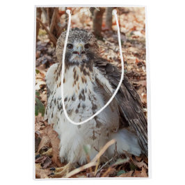 赤は倍増したタカの後につきました ミディアムペーパーバッグ