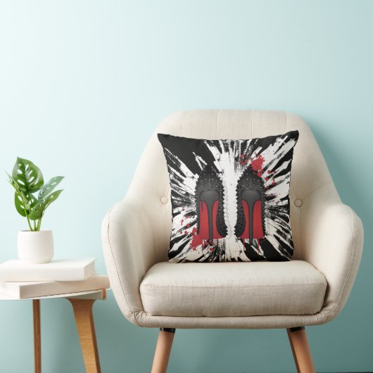 赤は小剣の靴のかかとのはね及び滴りに底を付けます クッション (椅子)