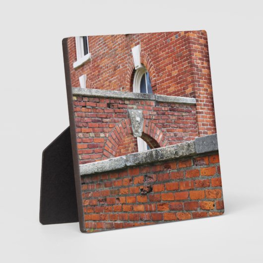 赤れんがの壁とアーチの写真 フォトプラーク (正面)