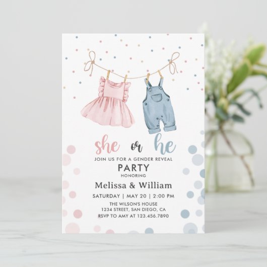 赤ん坊のシャワーを彼女または彼の服が明らかにする 招待状 (スタンド正面)