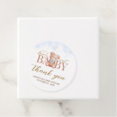 赤ん坊のシャワーを待つ男の子 フェイバータグ (インサイチュ)