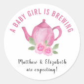 赤ん坊の女の子がピンクのティーポットを醸造していると予想している ラウンドシール (正面)