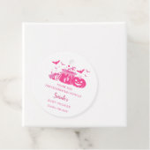 赤ん坊の女の子がピンクのハロウィーンの赤ん坊シャワーを醸造している フェイバータグ (インサイチュ)