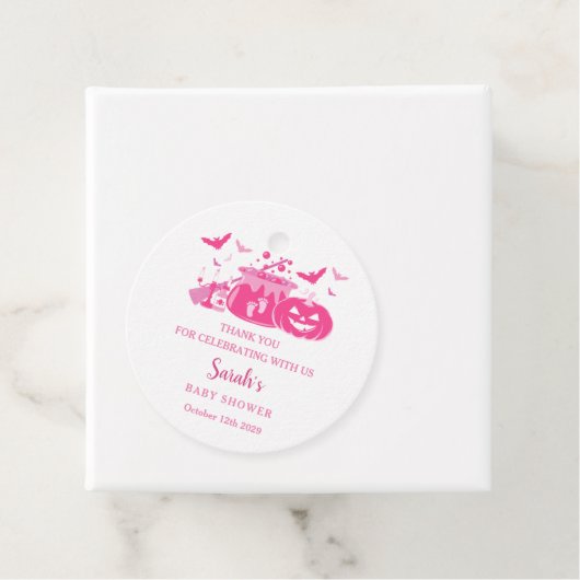 赤ん坊の女の子がピンクのハロウィーンの赤ん坊シャワーを醸造している フェイバータグ (インサイチュ)