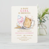 赤ん坊の女の子がピンクのボトルの赤ちゃんシャワーを醸造している 招待状 (スタンド正面)