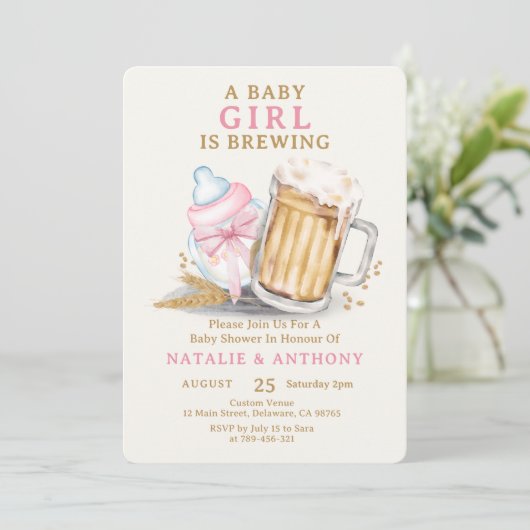 赤ん坊の女の子がピンクのボトルの赤ちゃんシャワーを醸造している 招待状 (スタンド正面)