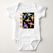 赤ん坊の女の子が一枚の花を咲かせた