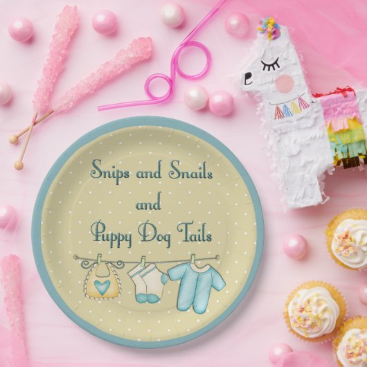 赤ん坊の服を着た子犬の尾を切る ペーパープレート (パーティー)