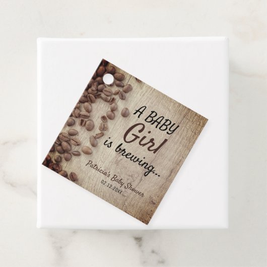 赤ん素朴坊の女の子がコーヒーの赤ちゃんシャワーを醸造している フェイバータグ (インサイチュ)