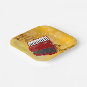 赤アコーディオン、金ゴールド背景の音符 ペーパープレート (傾斜あり)