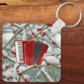 赤アコーディオン – 雪の背景の果実 キーホルダー (裏面)