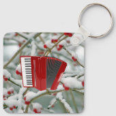 赤アコーディオン – 雪の背景の果実 キーホルダー (裏面)