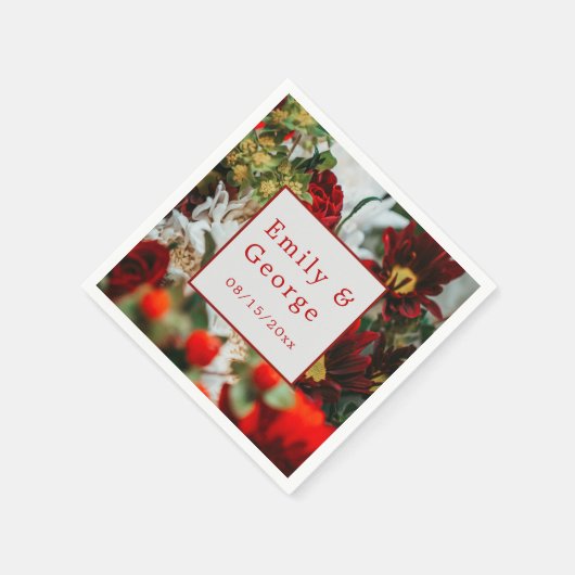 赤エレガントいバラが花を咲かせ結婚る スタンダードカクテルナプキン (角)