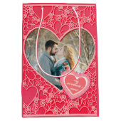 赤エレガントとピンクのフローラハートバレンタインデー ミディアムペーパーバッグ (正面)