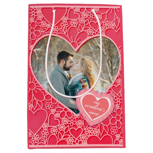 赤エレガントとピンクのフローラハートバレンタインデー ミディアムペーパーバッグ (正面)